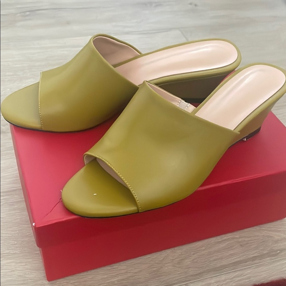 Elegant Olive Green Women's Mules